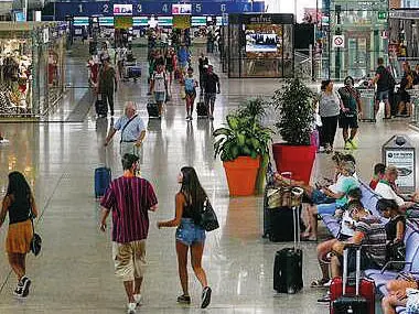 Turisti in aeroporto a Cagliari (archivio L'Unione Sarda)