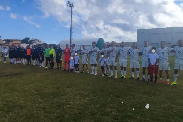 Santa Teresa Gallura, formazioni schierate prima dell'incontro, parlamentari a destra (foto Ronchi)
