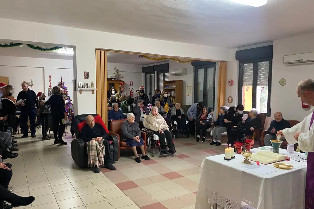 La festa nella casa di riposo (foto Oggianu)