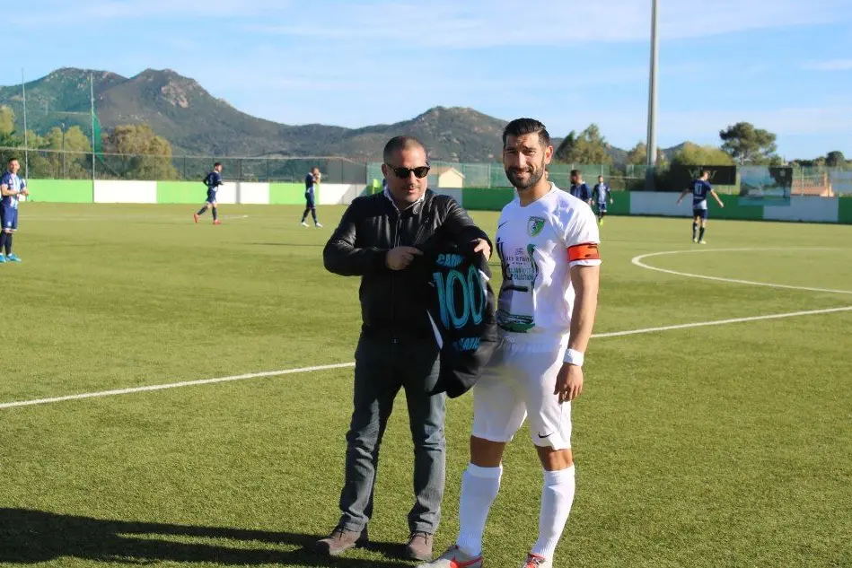 Pierpaolo Piu col capitano del Castiadas Mirco Carboni (foto L'Unione Sarda - Andrea Serreli)