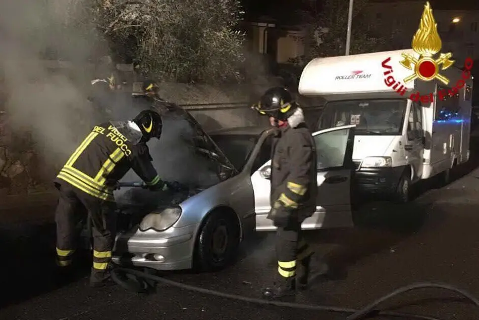 L'auto incendiata