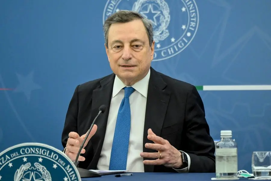 Mario Draghi illustra il decreto aiuti in conferenza stampa (Ansa)