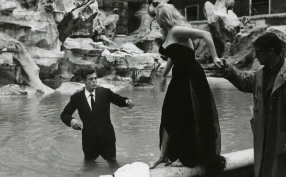 La celebre sequenza de &quot;La dolce vita&quot; alla Fontana di Trevi (Courtesy Cineteca di Bologna/Reporters Associati)