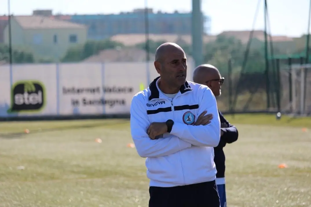 Aldo Gardini, allenatore dell’Ilvamaddalena che domani anticipa con la Vis Artena (foto Alessandro Cossu - concessa da ASD Ilvamaddalena)