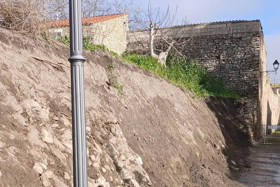 Il muro crollato a Mandas