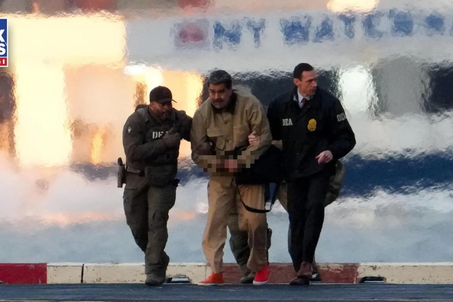 Мадуро в сопровождении агентов Управления по борьбе с наркотиками (DEA) прибыл в здание суда (ANSA).