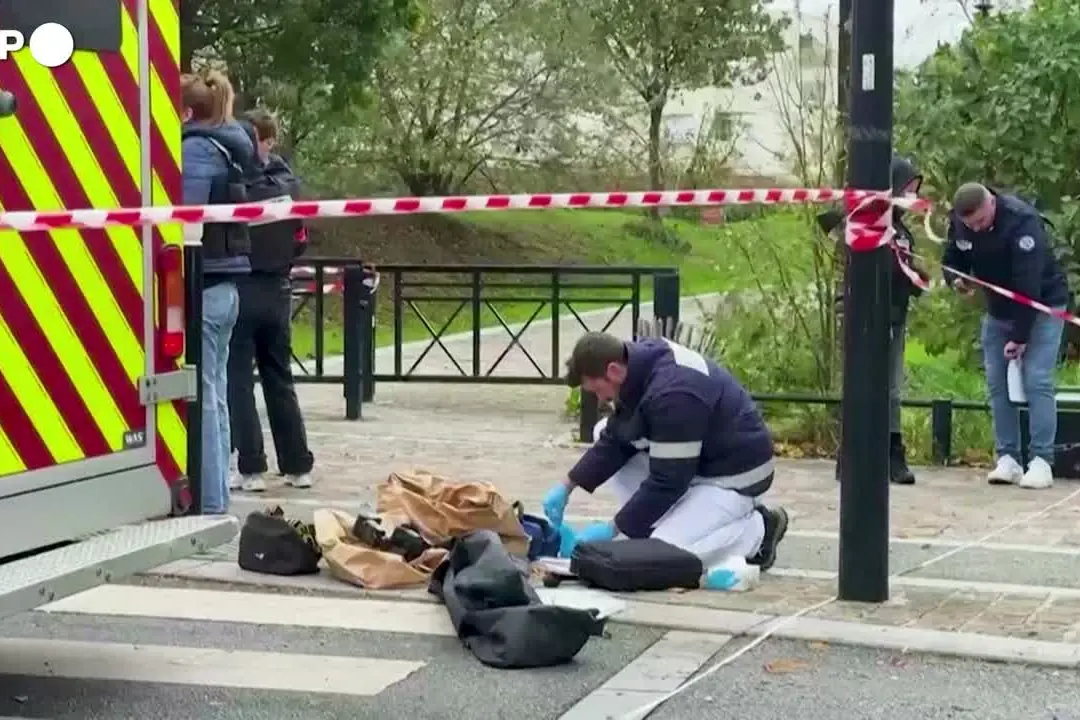 Spara sulla folla vicino Parigi, Macron: “Attentato razzista”