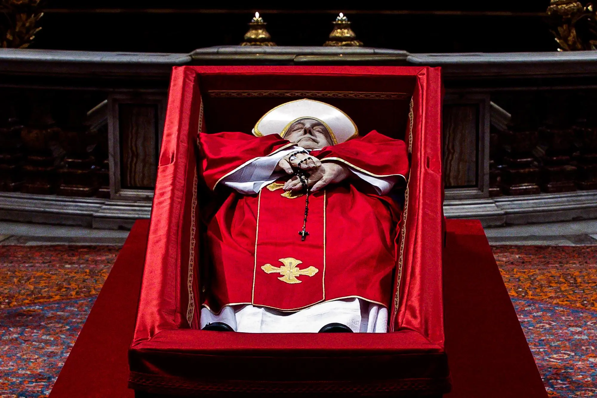 La salma di papa Francesco a San Pietro