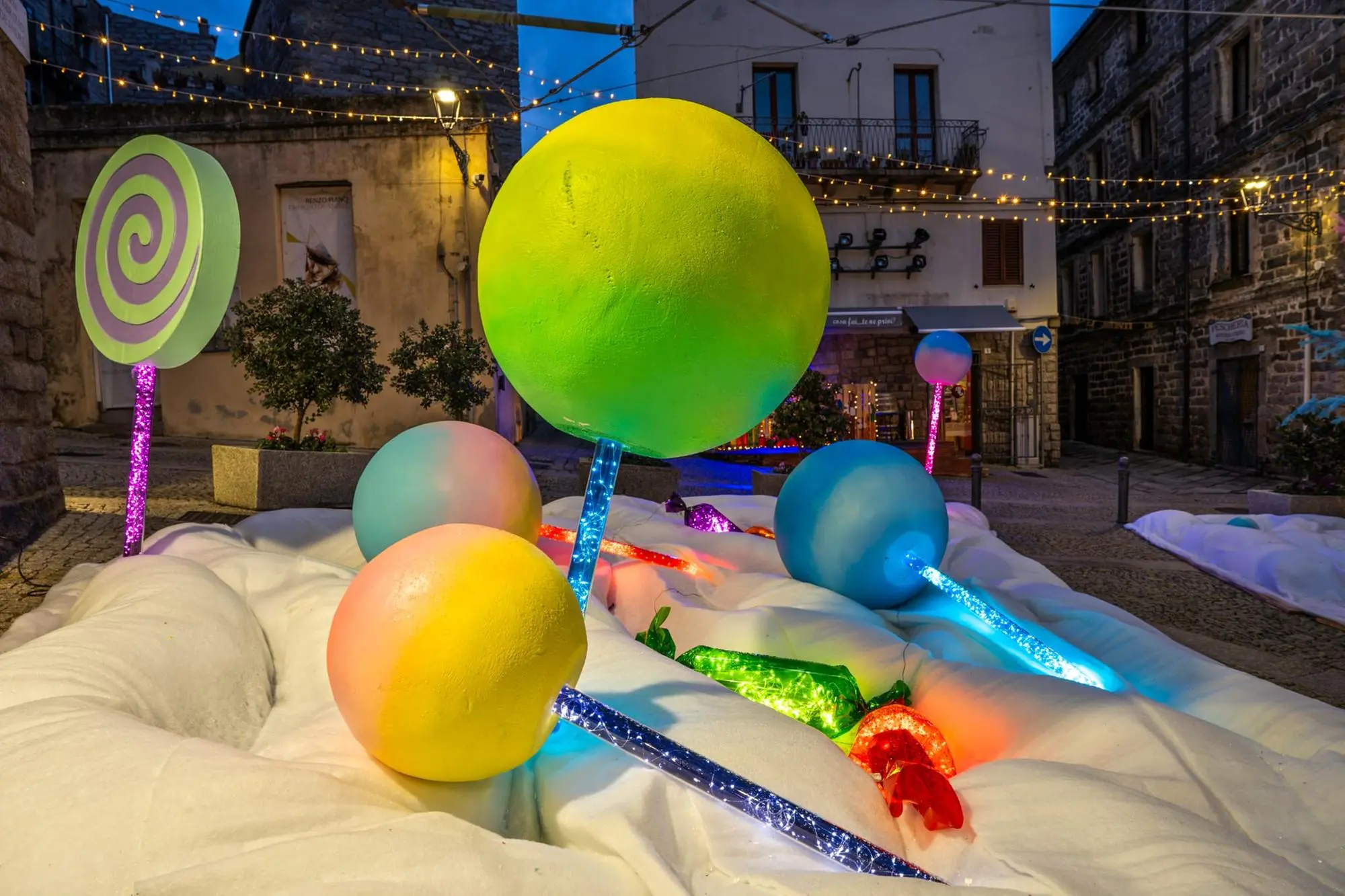 Un dettaglio dell'installazione &quot;A Candy Carol&quot; in piazza Fabrizio De André a Tempio