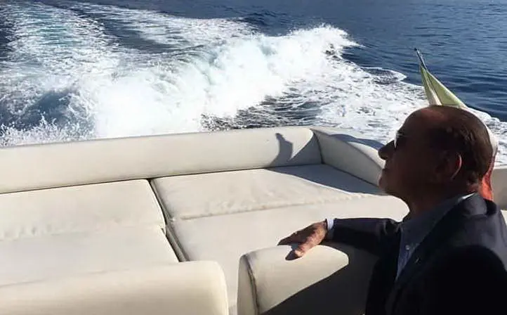 Silvio Berlusconi sullo yacht diretto a Ischia