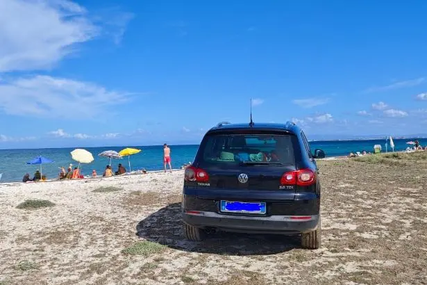 L'auto sulle dine a Pazzona (foto concessa)