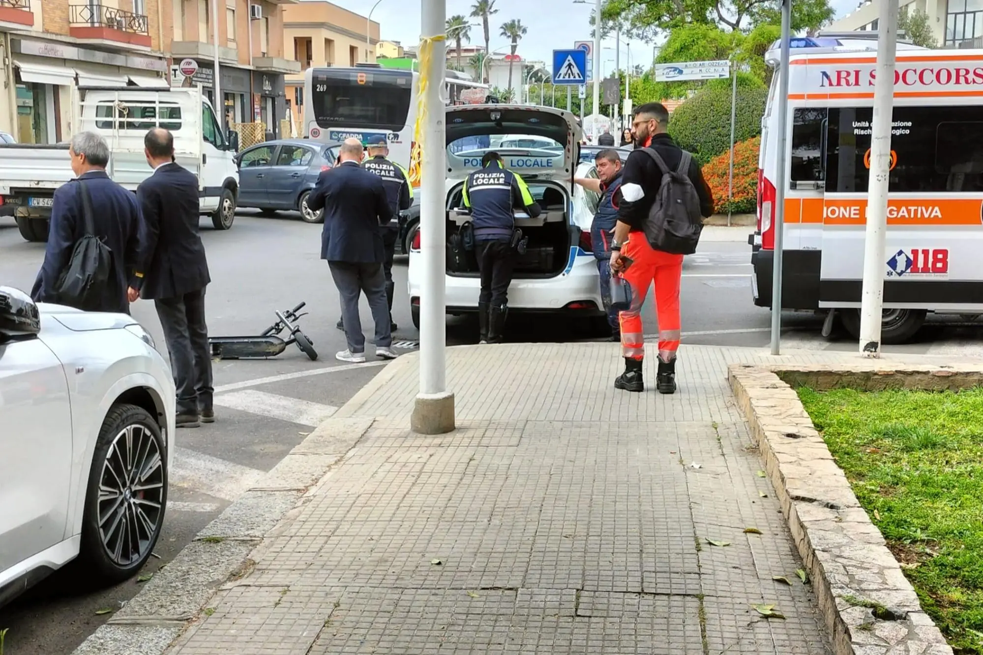 L'incidente in via Santa Maria Chiara a Cagliari (foto Fresu)