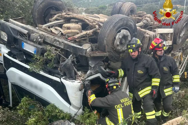 Il mezzo ribaltato e i soccorsi