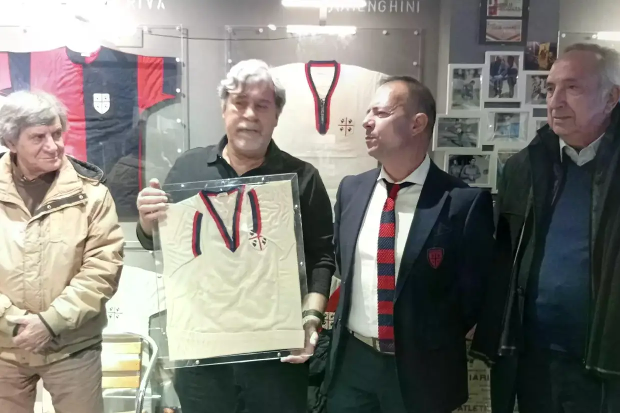 La consegna della maglia (foto Daga)