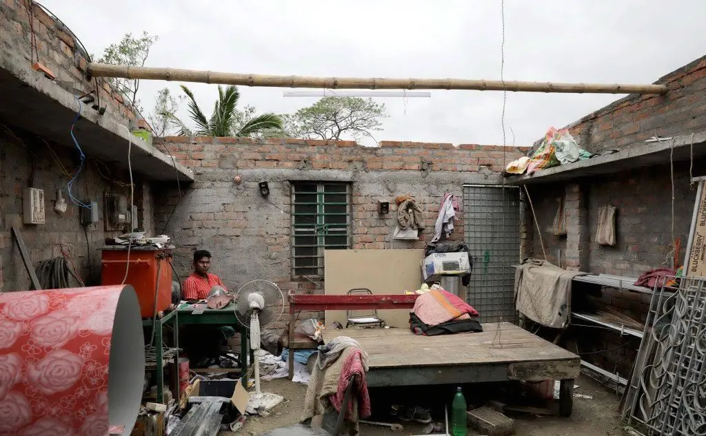 Una casa senza il tetto (Ansa - Adhikary)