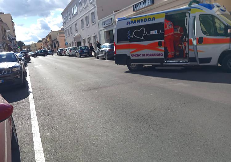 Porto Torres, con la moto finisce sotto l'auto: ferito un giovane