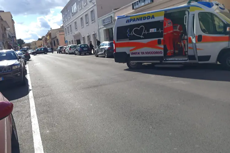 L'ambulanza Avis Campanedda intervenuta sul luogo dell'incidente a Porto Torres (foto Pala)