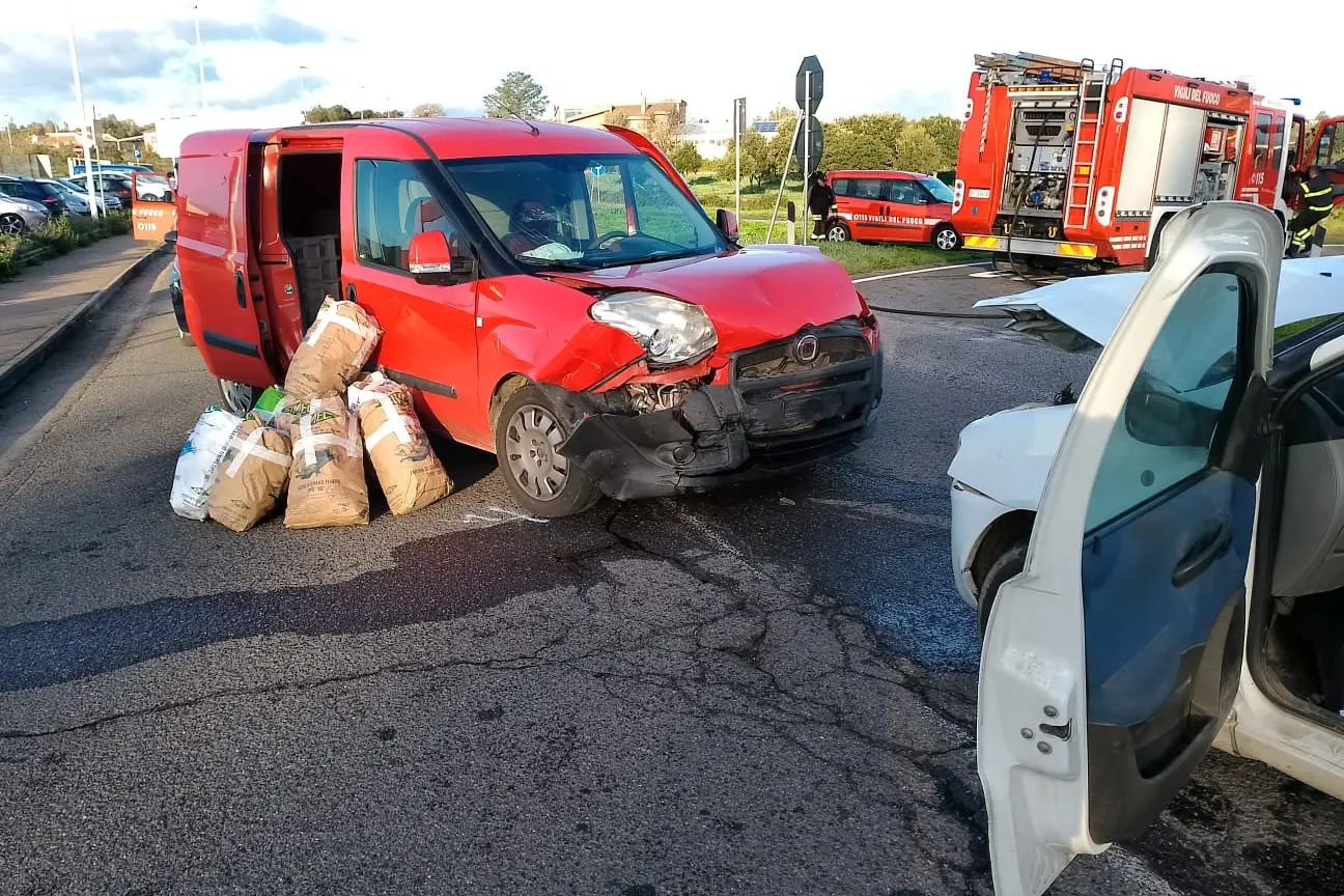 Le due auto coinvolte nell'incidente a Ghilarza (foto Vigili del Fuoco)