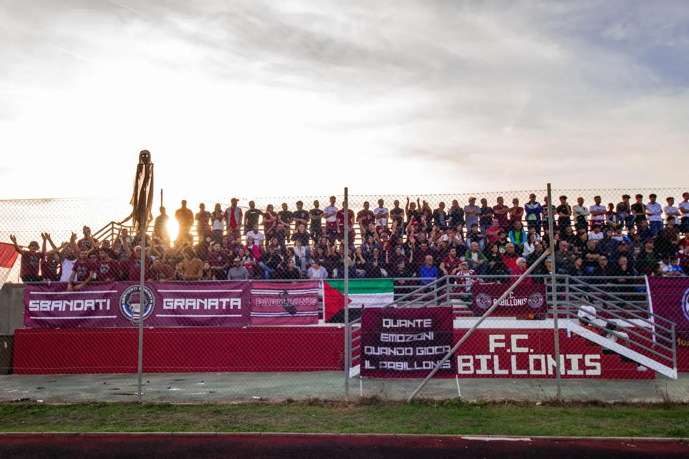 I tifosi 'sbandati granata' sugli spalti dello stadio di Pabillonis