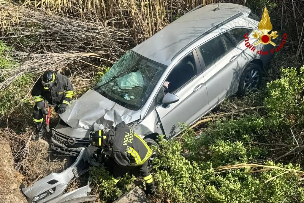 L'auto precipitata (foto Vigili del fuoco)