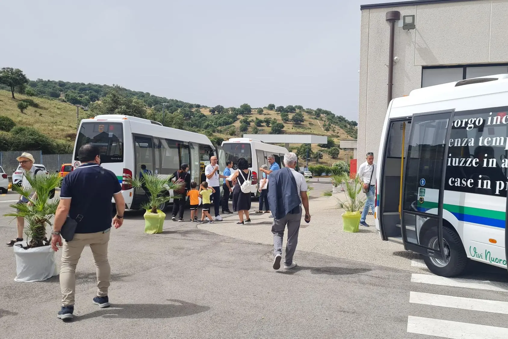 Nuoro, bus e ospiti ieri nel piazzale aziendale