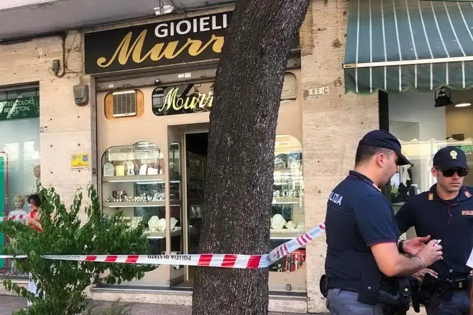 La rapina è avvenuta nella gioielleria Murru di Cagliari