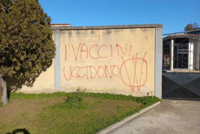 Gonnosfanadiga, scritte contro i vaccini e l’assessore sulle mura esterne del cimitero