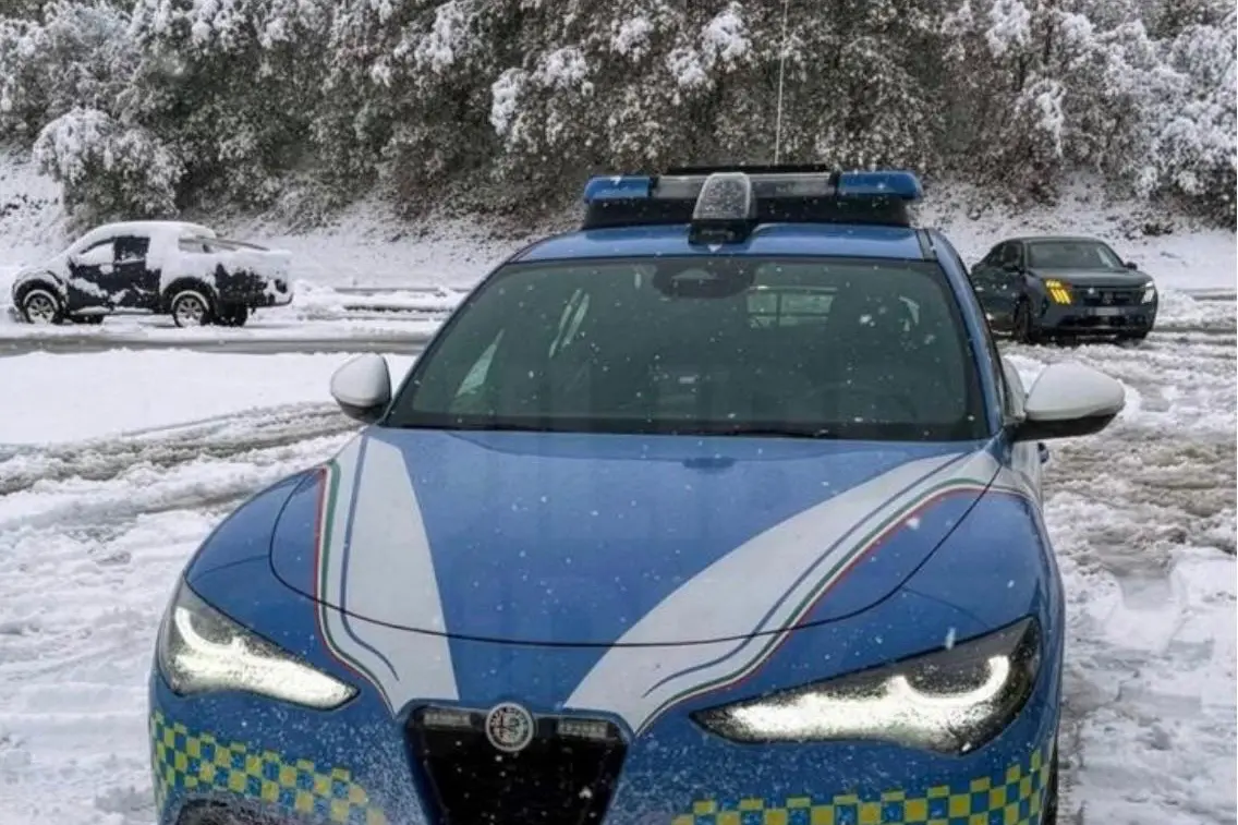 Una pattuglia della polizia stradale di Lanusei in occasione di una recente nevicata