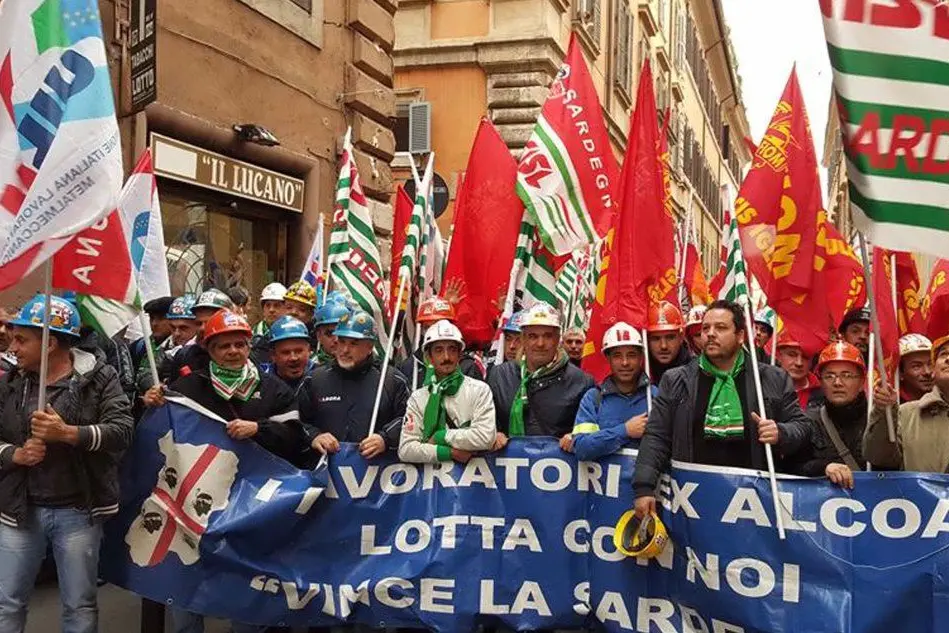 Una manifestazione degli operai Alcoa a Roma il due febbraio scorso