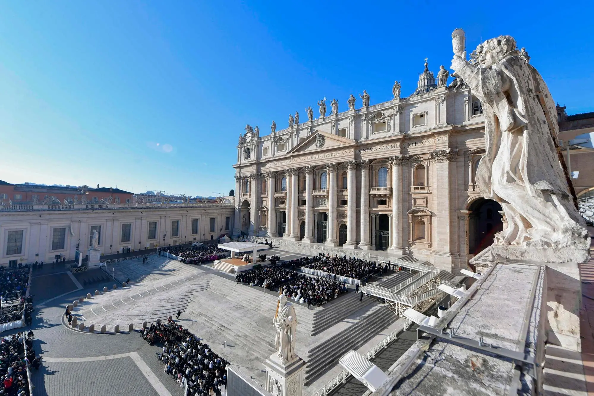 Papa Leone XIV durante l'udienza generale in Piazza San Pietro, Città del Vaticano, 10 dicembre 2025 ANSA / Vatican media +++ UFFICIO STAMPA VATICAN MEDIA +++ FOTO NON IN VENDITA - DA USARE SOLO PER FINI GIORNALISTICI +++ NPK +++ --- A handout picture, provided by Vatican Media Press Office, shows Pope Leo during the general audience in St. Peter's Square, Vatican City, December 10, 2025 ANSA / Vatican Media Press Office handout +++ ANSA PROVIDES ACCESS TO THIS HANDOUT PHOTO TO BE USED SOLELY TO ILLUSTRATE NEWS REPORTING OR COMMENTARY ON THE FACTS OR EVENTS DEPICTED IN THIS IMAGE - NO ARCHIVING - NO LICENSING - NPK +++