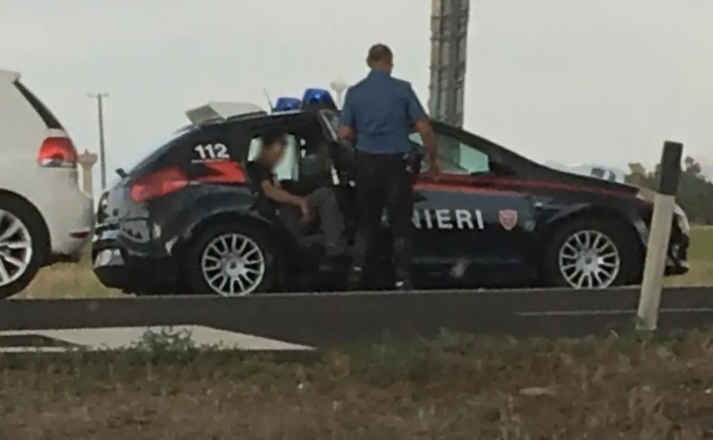 Uno dei giovani sull'auto dei carabinieri