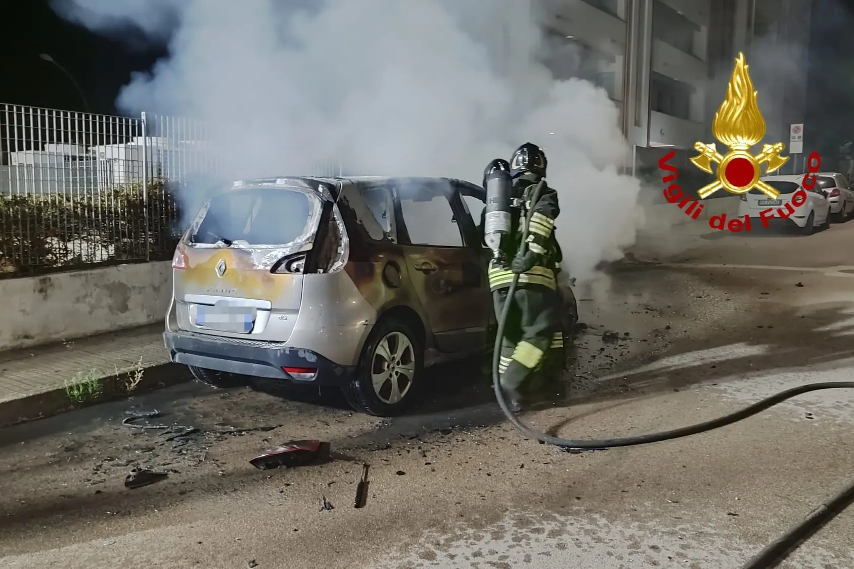 L'auto in fiamme a Sassari (foto vigili del fuoco)