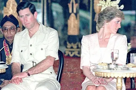 Il principe Carlo e lady Diana durante una visita al tempio di Borobodur in Indonesia, il 27 agosto 1996. ANSA