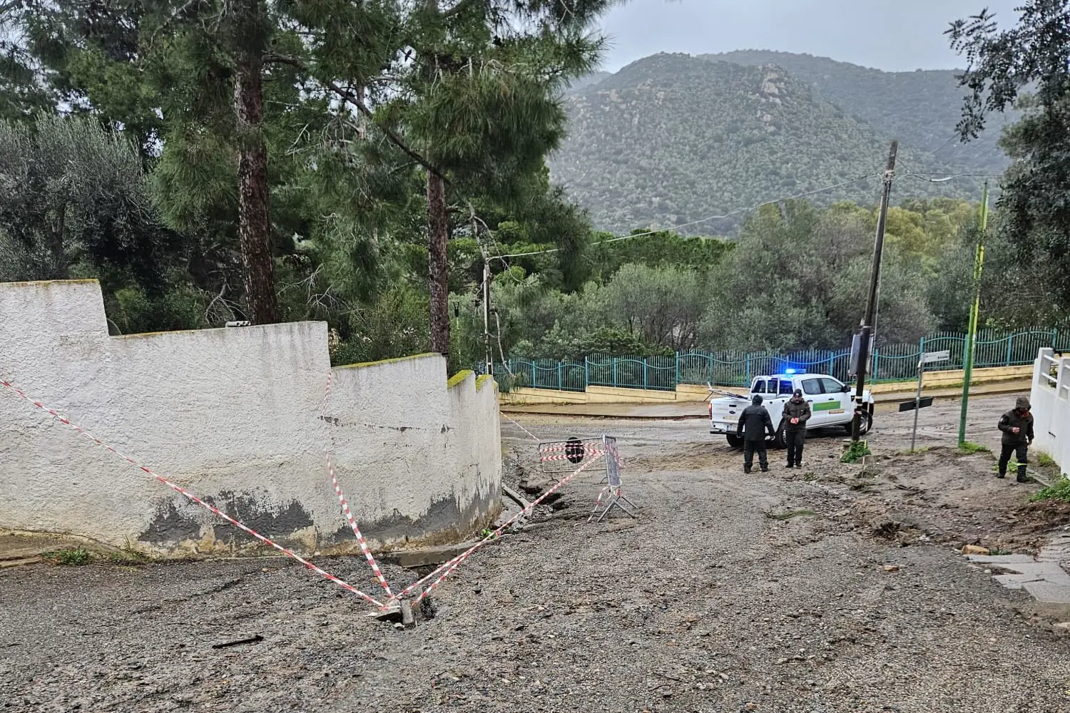 Strada danneggiata sul litorale