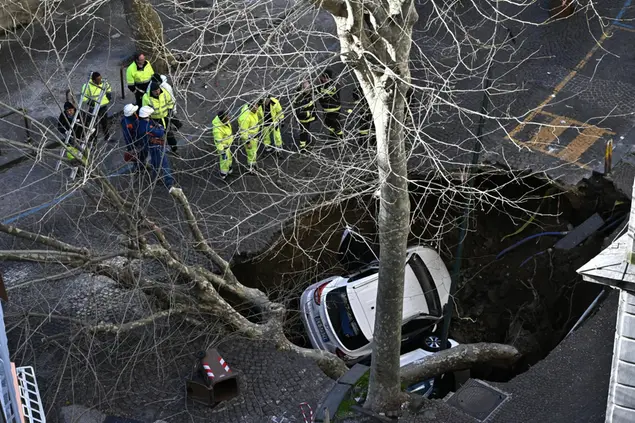 La voragine che si è aperta nel quartiere Vomero di Napoli (foto Ansa)