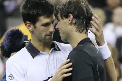 L'abbraccio tra Nadal e Djokovic al termine della finale