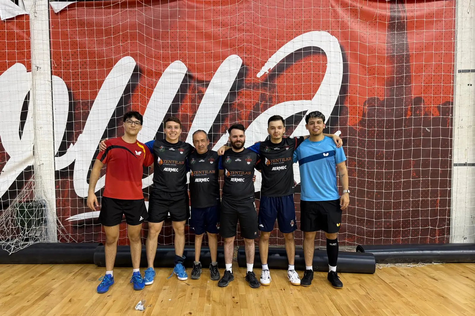 Atleti e staff del Santa Tecla Nulvi alla Spens Arena di Novi Sad (Foto concessa dalla soc. Santa Tecla Nulvi)