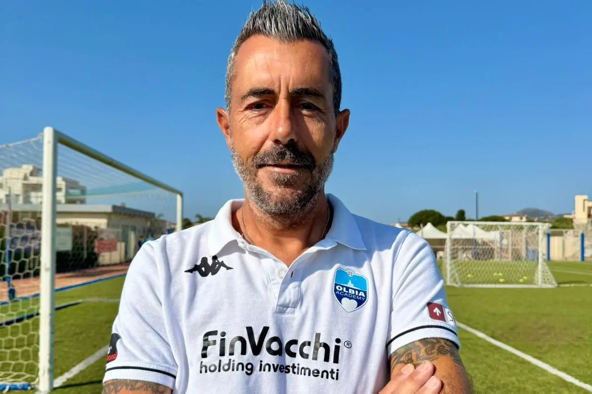 Denis Sanseverino con la nuova maglia dell'Olbia Academy
