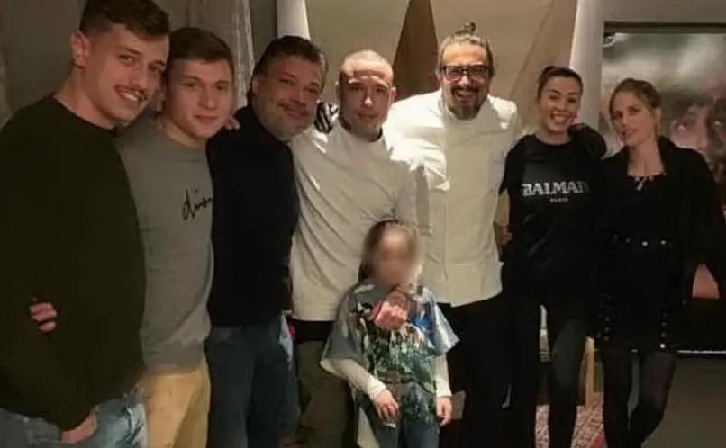 Nicolò Barella a sinistra con il procuratore Alessandro Beltrami, Radja Nainggolan, lo chef Alessandro Borghese e la famiglia (foto Instagram)