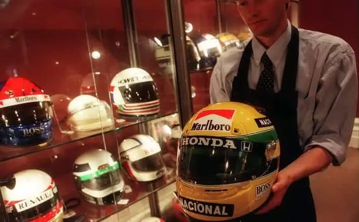 Un casco messo all'asta