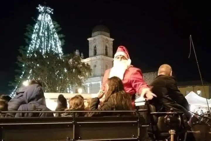 L'albero di Natale a Terralba (Foto Corrias)