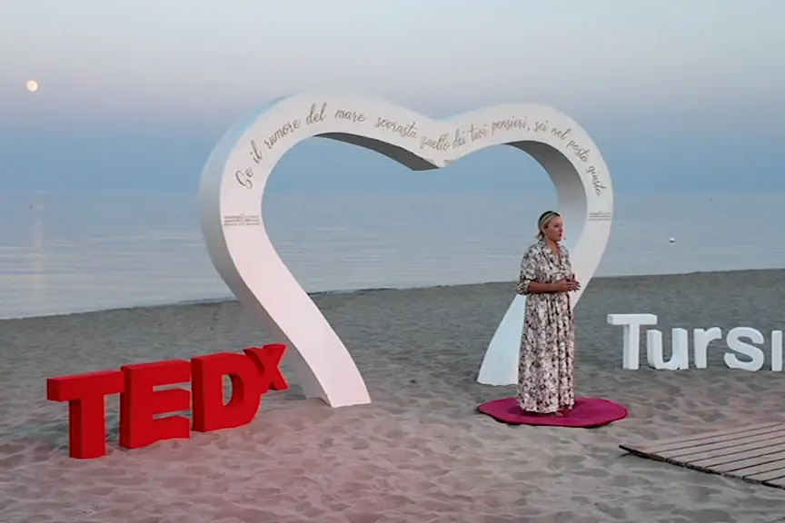TEDxTursi, la Basilicata si racconta a piedi nudi sulla sabbia