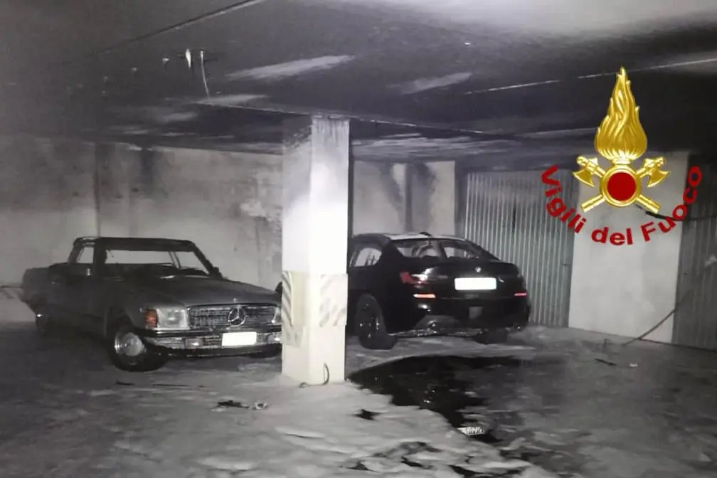 Le auto e il box danneggiati dopo il rogo (foto vigili del fuoco)