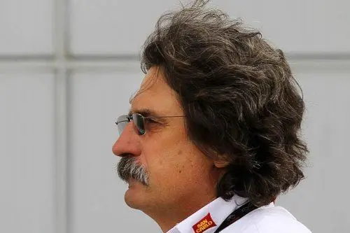 Grande commozione e affetto nei box per il padre di Marco Simoncelli.