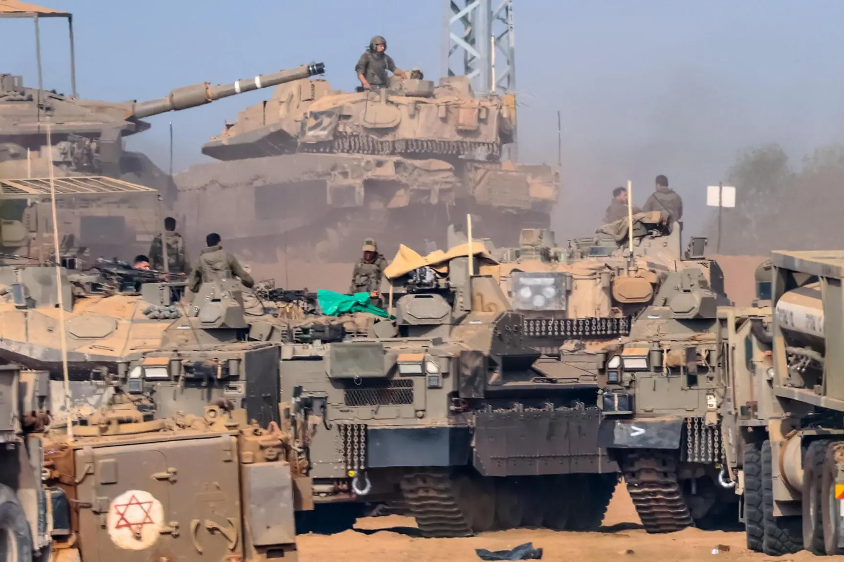 Soldati israeliani preparano l'attacco a Gaza (Ansa)