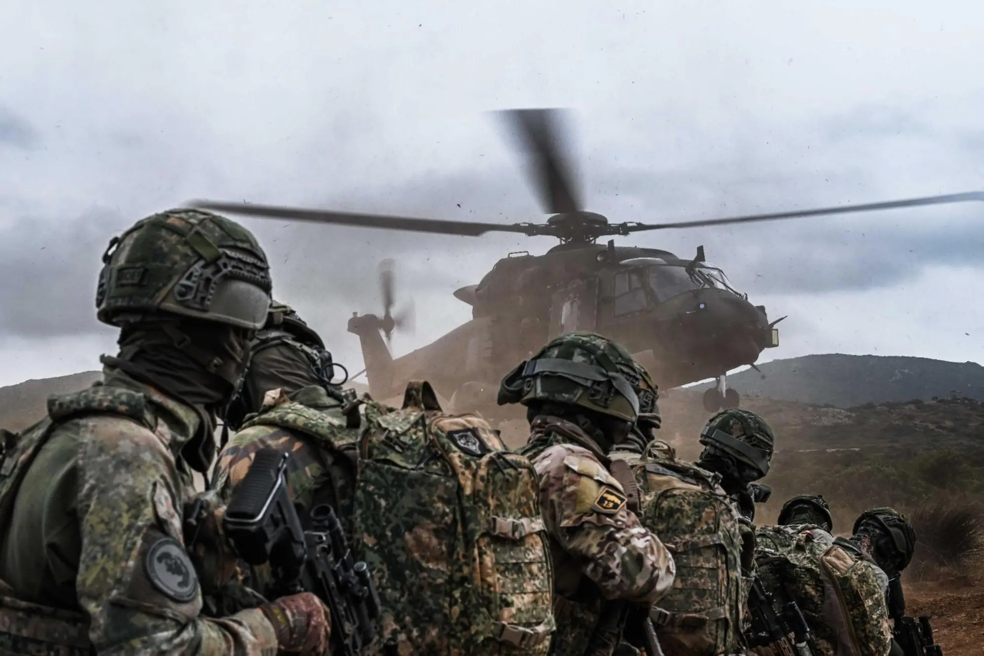 Soldati tedeschi, norvegesi e dei Paesi Bassi con un elicottero tedesco NH90 durante l'esercitazione NATO Noble Jump 23, 09 maggio 2023. Posti medici avanzati della Croce Rossa Italiana per soccorrere i feriti, attività mirate a contrastare il contrabbando, cyber operations, gestione sfollati, evacuazione profughi, check point per fronteggiare traffici illeciti via terra, scandagliamento dei mari da parte di assetti navali specializzati: inizia la fase interagenzia della Joint Stars 2023, l'esercitazione nazionale più importante della Difesa, pianificata e diretta dal Comando Operativo di Vertice Interforze (Covi). Oltre 4.000 uomini e donne e circa 900 tra mezzi terresti, aerei e navali che si eserciteranno all'aeroporto di Decimomannu, nei poligoni di Capo Teulada e Salto di Quirra e zone marittime antistanti, in contemporanea con la Noble Jump 2023 che sta mobilitando nel poligono di Teulada 1500 uomini della Very High Readiness Joint Task Force della Nato, la forza di azione rapida che consta di circa 10mila soldati. Questa prima fase, che terminerà il 14 maggio e vedrà ben 28 eventi addestrativi, interesserà, oltre a reparti di Esercito, Marina Militare, Aeronautica Militare e Arma dei Carabinieri, anche Guardia di Finanza, Protezione Civile, Vigili del Fuoco, Croce Rossa Italiana e della Capitaneria di Porto. NPK NATO photo by KPL1 (OOR-4) Wessel Zuijderduin, NLD-A +++ATTENZIONE LA FOTO NON PUO' ESSERE PUBBLICATA O RIPRODOTTA SENZA L'AUTORIZZAZIONE DELLA FONTE DI ORIGINE CUI SI RINVIA+++ +++NO SALES; NO ARCHIVE; EDITORIAL USE ONLY+++