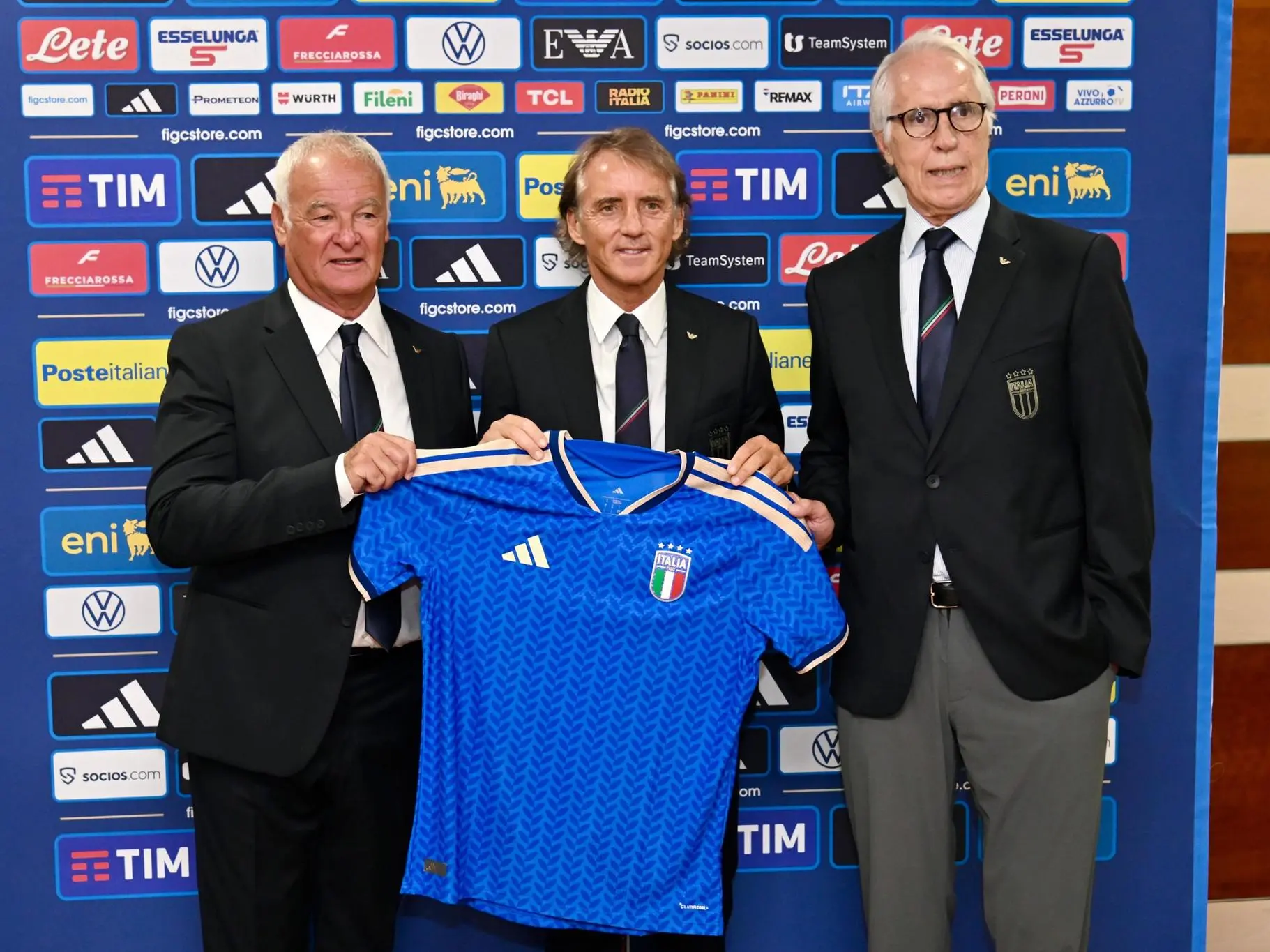 Da sin. il direttore tecnico della Federazione Claudio Ranieri (s) e il presidente della FIGC, Giovanni Malago' (d) , alla preentazione alla presentazione del nuovo l'allenatore della Nazionale Roberto Mancini, Roma, 29 luglio 2026. ANSA/FABIO CIMAGLIA