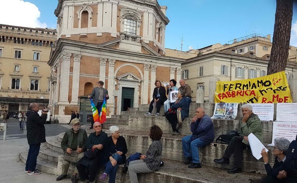 La conferenza stampa improvvisata in piazza Madonna di Loreto (foto Simone Farris)