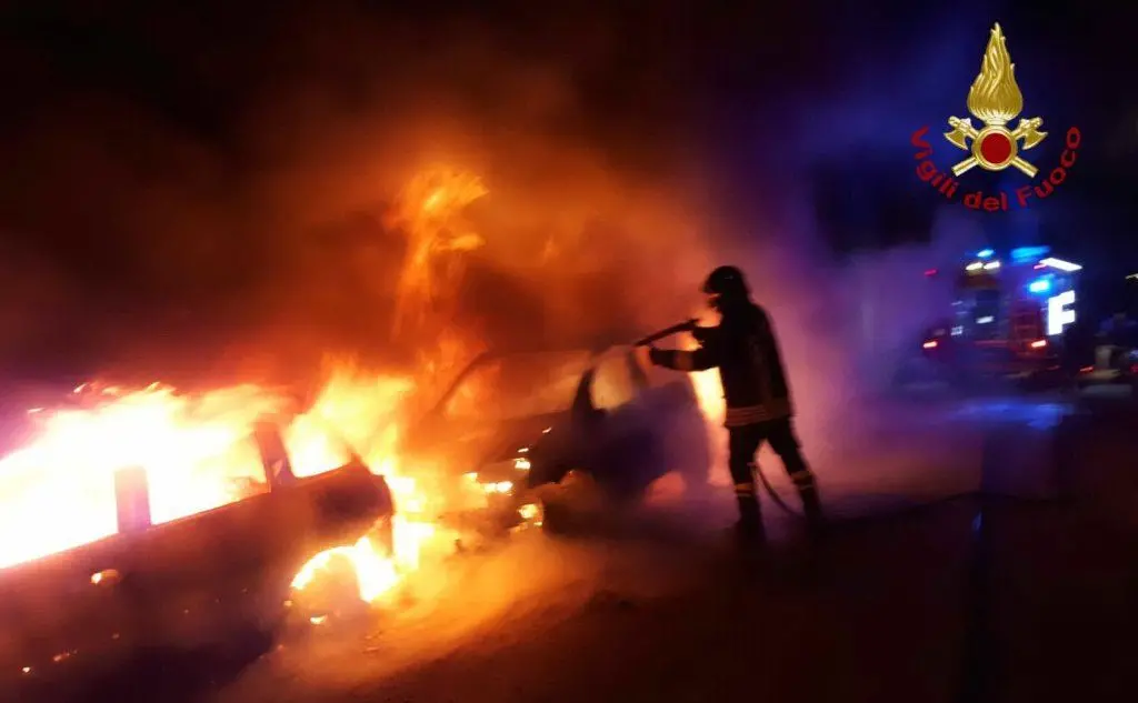Le fiamme hanno avvolto una Panda, una Peugeot 206 e una Hyundai