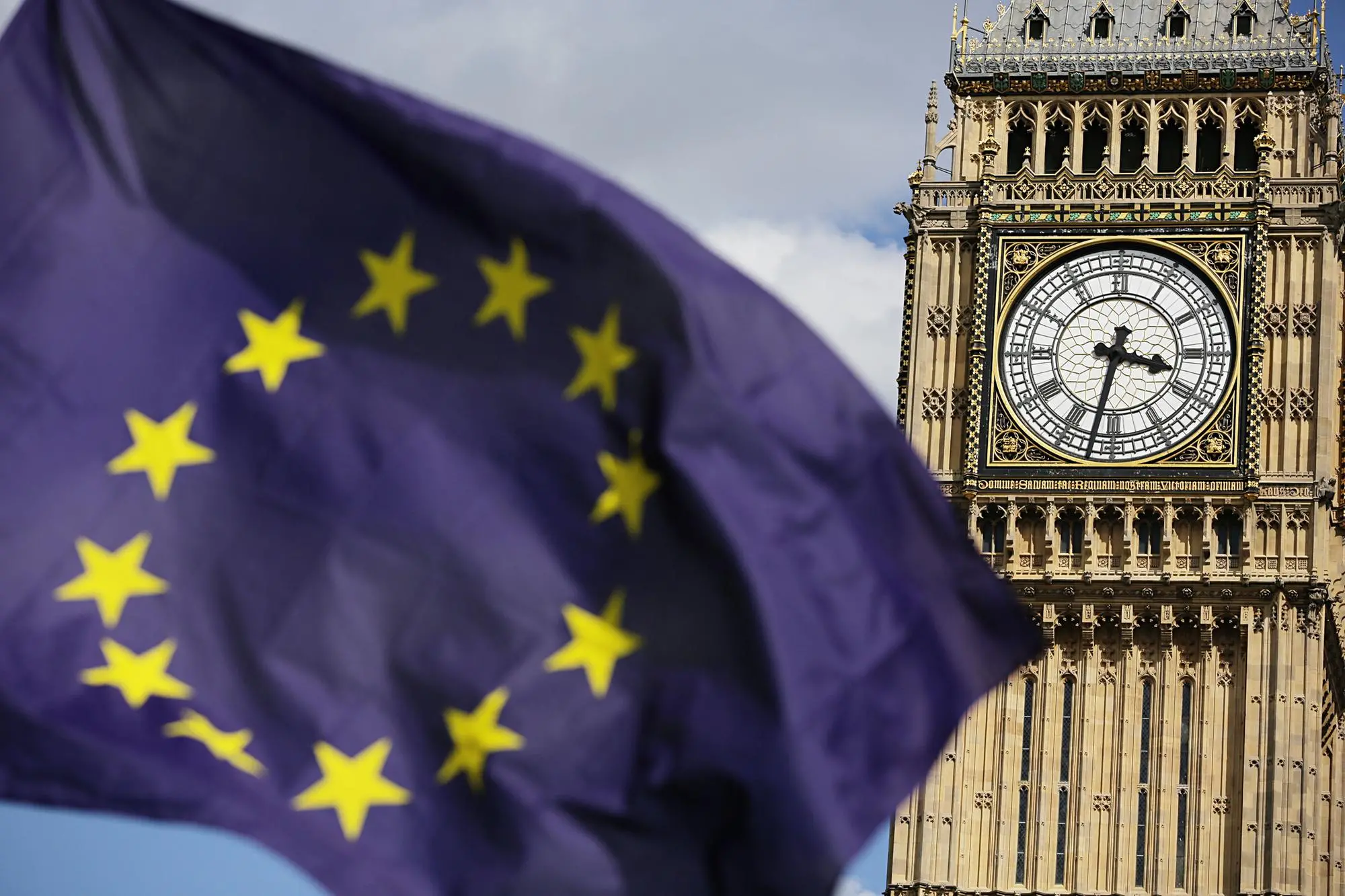 La bandiera dell'Ue davanti al Big Ben e al Parlamento britannico